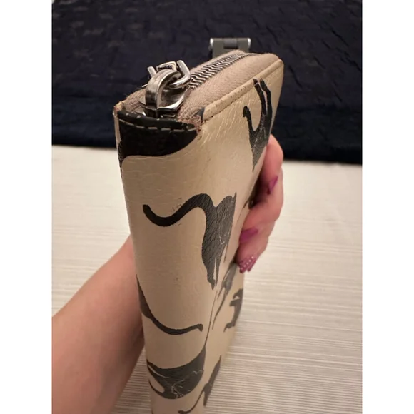 Miu Miu Rare Beige Leather Zip Wallet with Black Cat Design - Picture 6 of 13